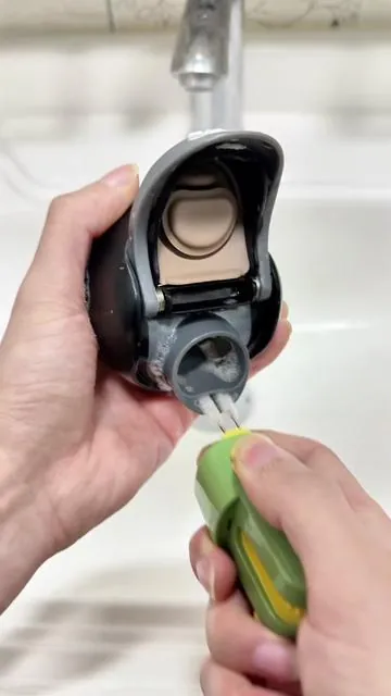 I can' t believe I used to drink from unwashed cups 😳 This tool changed everything! #BottleBrush #CleaningHacks #MomLife #HomeEssentials #TikTokHolidayHaul 