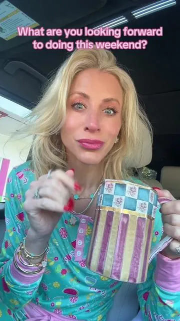 Happy Fri-YAYYYYY!!! What’s everyone up to today?? 💕💕💕 #dayinmylife #momlife #momsoftiktok #dailyvlog #ootd 