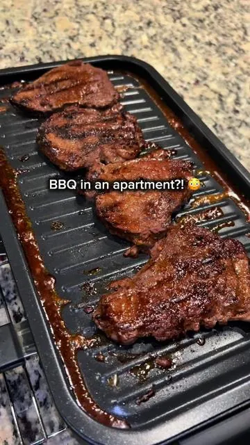 I wanted real BBQ flavor without filling my apartment with smoke 😩 Steak sizzling on top, veggies cooking below, all at the same time. This grill does EVERYTHING. Tap the orange cart before dinner tonight 🛒🔥 #smokelessgrill #indoorgrill #tiktokmademebuyit #dinnerideas 
