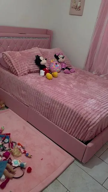 La cama rosada con luces LED que todas quieren 💡💖 #cama  #bed  #pinkbed  #BedFrame  #tiktokshop 