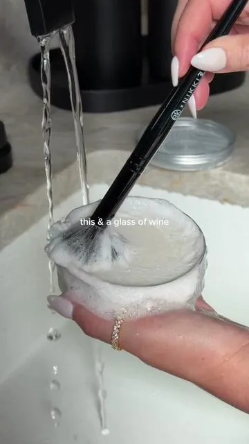 And if you don’t feel like washing your brushes, you can always grab backups — singles launching 1/22 🖤 — #bkbeauty #makeupbrushes #mua #makeupartist #brushcleaning 