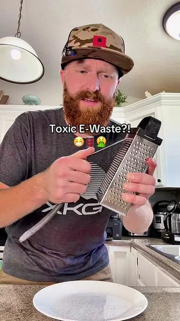 Why are you still cooking with PLASTIC?! Switch to wood! 🌱 #NonToxicLiving #PlasticFree #KitchenUtensils #CleanLiving #LowToxLiving 