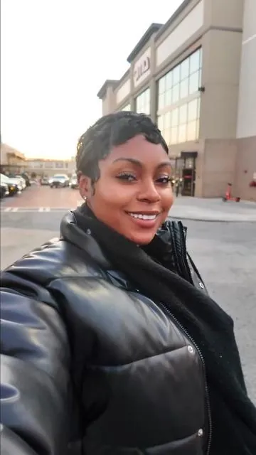 Hair by @_stylesbynissi 🤎#pixiecutblackwomen #pixiehaircut #pixiecut #flatironforpixiecut 