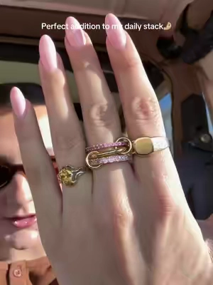 I need the green immediately!!! @PAVOI #interlockingrings #pavoiring #stackingring #valentinesgiftideas #goldring 
