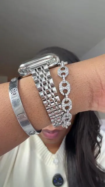 Obsessed is an understatement 😍✨   Why does every new stainless steel band make my Apple Watch feel BRAND new?!   Gold, silver, or two-tone… I literally can’t choose 😩⌚️   #AppleWatchStyle #WatchBand #watchstraps #watchfashion #fashionaccesories 