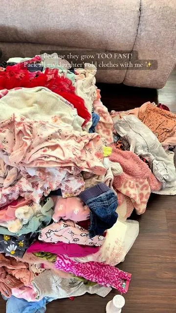 Say goodbye to bulky piles. 👋🏽 Packing my daughter’s old clothes with this vacuum seal kit! #MomHacks 