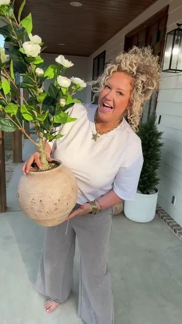 My whole front porch is decorated in artificial flowers/plants, and I wouldn’t have it any other way! No watering, no mess, and these stay alive! 🙌 #frontporch #artificialflowers #springdecor #camellia #springflowers 