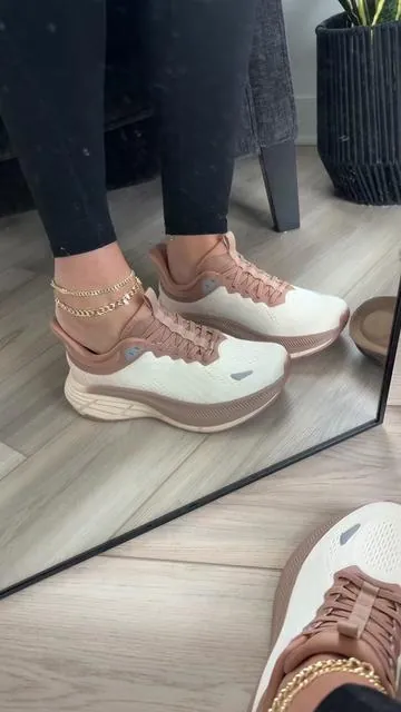 #walkingshoes #sneakers #tennisshoes #womenssneakers 