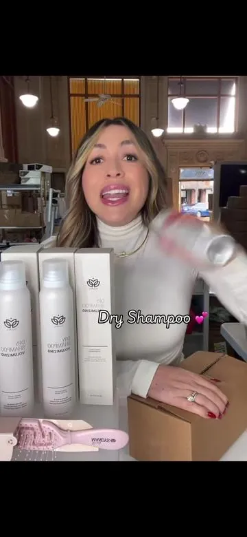 Dry shampoo quien ya lo tiene? #dryshampoo #shampooenseco #hairtok #cabellolimpio #simplymandys @simplymandys 