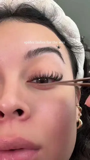 My current favvv @Maxcomfi #spiderlashes #maxcomfi #lashextensionsathome #diylashclusters #lashclustertutorial 