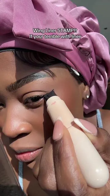 Wing Liner Stamp!! #winglinerstamp #winglinertutorial #winglinerhack #eyeliner #beautytipsandtricks 
