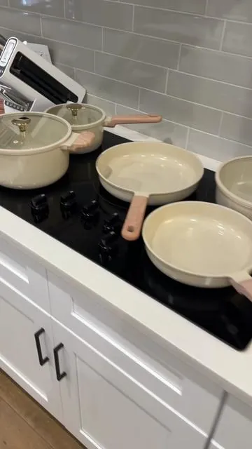 Sooooo pretty🤩🤎🍳 such a great brand and amazing reviews!!! @Carote Cookware #carote #cookwareset #potsandpans #homefinds #kitchenfinds 