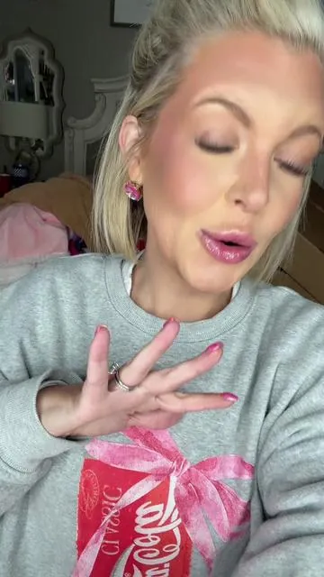 The new it girl blush! @tarte cosmetics #blush #makeup #tiktokmademebuyit #makeuphacks #tiktokshop 