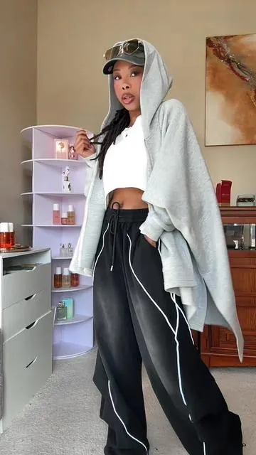 OUTFIT DETAILS ⬇️ Sweatpants here >  @Morai Elise  Crop Sweatshirt here > @Morai Elise  Hat here >  @Morai Elise  This is the cutest oversized zip up sweatshirt/hoodie 🤌🏾😩♥️. Such an easy throw on that’s adds to a casual outfit. #akira #casualoutfits #tiktokfashion #fashiontok #streetwear 