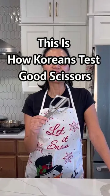 Koreans use scissors for almost everything when cooking 🇰🇷 The easiest way to tell if scissors are good? 👉 Try cutting raw meat. ✔️ Stainless steel ✔️ Super sharp ✔️ Only $10 ✔️ Free shipping Tap the orange cart 🛒 #KoreanKitchen #KitchenScissors #KoreanCooking #TikTokShopFinds #KitchenGadgets