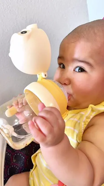 Un vaso de aprendizaje ideal desde los 6 meses 💧 Ayuda a la transición al vaso, muy útil para salidas viajes, es seguro, fácil de limpiar y perfecto para manitos pequeñas 👶✨ #VasoDeAprendizaje #Bebés6Meses #MaternidadReal #BabyMustHave #AlimentaciónComplementaria   