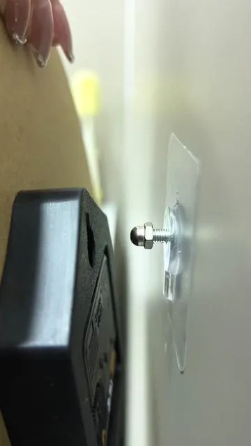 With this nail-free adhesive, you no longer need to drill holes in the wall. It adheres very firmly and leaves no residue when removed.#homegoods #diyhacks #home #wall #fyp 