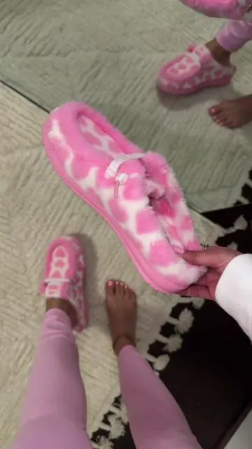 stop it rn these are gorggggg - HeyDude Wendy Pink Heart Slippers 💓💗💘✨ #HeyDude #HeyDudes #Slippers #tiktokshopcreatorpicks 