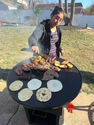 Una buena parrilla y plancha 2en1 está muy bueno funciona con leña o carbón 