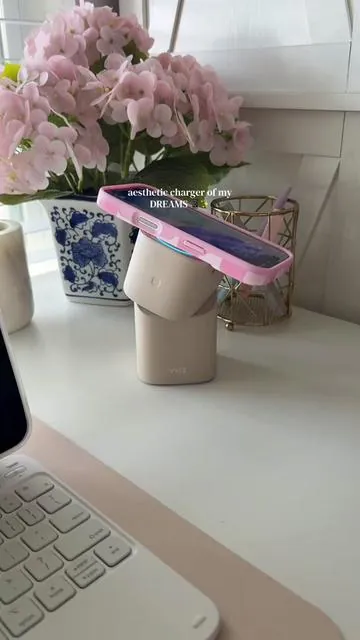 my desk looks so tidy and aesthetic ✨📱🤌🏼 the price is so good too! #phonecharger #3in1charger  #3in1chargerstation #wirelesschargingstation #aestheticdesksetup 