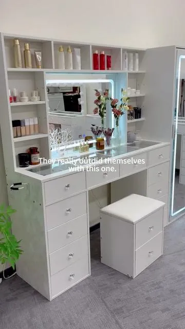 They really outdid themselves with this one. 👏 #vanitymirror #vanity #FUSOU #fullbodymirror #tiktokshopholidayhual #TikTokShopJumpstartSale #vanitydesk #vanitymakeup #fyp