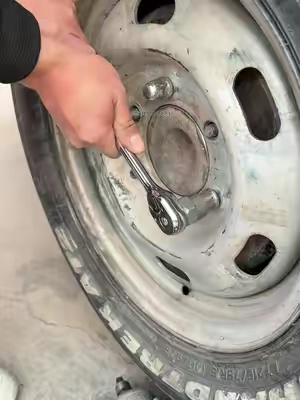 ¡Perno roto, alambre resbaladizo, cómo atornillar no están fuera, no te preocupes, hoy te enseñamos un truco para deshacerse fácilmente de! #TikTokHolidayHaul #tool#cartools #repair #mechanic       