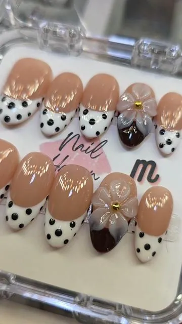 Handmade Handpainted Press On Nails #handmadepressonnails #handmadeacrylicnails #pressonnails #athomenails #pressons 