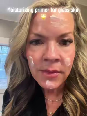 This is my go to primer before makeup or wear it just as a moisturizer on off make up days…. The glow up and you will thank me later #misshaglowskinbalm #missha #glassskin #kbeauty #skinprimer 