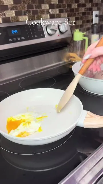 Yo no soy chef, pero sí cocino todos los días 😅 Estas ollas de SODAY llegaron a mi casa y tenía que probarlas bien antes de recomendarlas. ✨ Antiadherentes ✨ Fáciles de limpiar ✨ Se ven hermosas en la cocina Si eres de las que cocina diario y quiere ollas que no te compliquen la vida, aquí te dejo el set 👇 (Si quieres que pruebe otra cosa con ellas, dímelo en comentarios 👀) [NEW] SODAY 12 POTS and Pans Set B,NonStick Granite Cookware Set ,Non-toxic Healthy Nonstick K   #SODAY  #KitchenwareSet  #Cookware  #comprainteligente 
