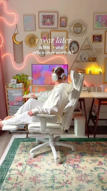 spoiler alert: 1 year later and this office chair is still 100% worth it 🤍💫✨ Any other questions? Drop them below and I’ll answer as best I can! #officechair #gamingchair  #officeinspo #desksetup #cozyvibes 