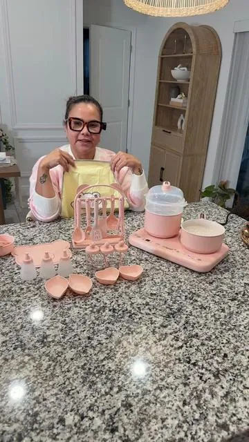 Cocina infantil realista con doble estufa, ollas, sartenes y accesorios completos para juego creativo Diseño compacto, seguro y multifuncional para que los niños se diviertan cocinando como adultos mientras desarrollan imaginación y habilidades motoras. Perfecta para juego educativo y entretenimiento diario en casa. #KidsKitchen #PretendPlay #ToyKitchen #tiktokshopjumpstartsale #tiktokshopcreatorpicks 