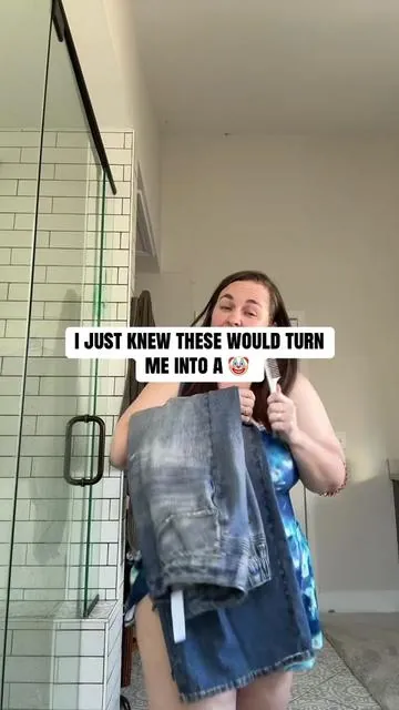 ✨ These are NOT your average “mom jeans.” I wanted something comfy enough for school drop-off, errands, AND couch time… but still cute. These mid-rise denim-print sweatpants look like jeans but feel like soft lounge pants 😮‍💨 ✔️ Stretchy French terry fabric ✔️ Mid-rise waistband that doesn’t dig ✔️ Real pockets (because duh) ✔️ Flattering for curves + plus size bodies Perfect for busy moms who want comfort without looking sloppy. I’m obsessed with how easy these are to style with tees, hoodies, or sneakers. If you’re a plus size mom, curvy mom, or just tired of stiff denim — these are a game changer. #plussizemom #plussizefashion #curvymom #momstyle #comfortablefashion