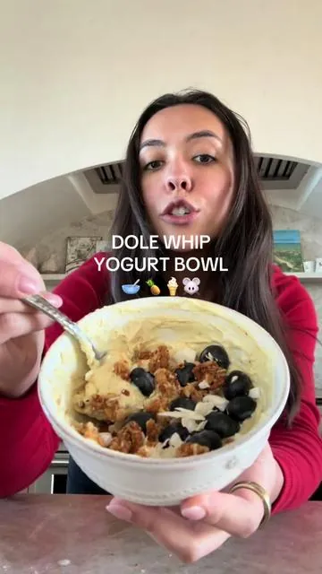 ITS BACK IN STOCK! 🍍🍦🌴 Dole Whip® Pineapple Vegan Protein makes for the best tropical yogurt bowl #proteinloadedbreakfast #yogurtbowl #yogurtbowlrecipe #highproteinbreakfast #dolewhip 