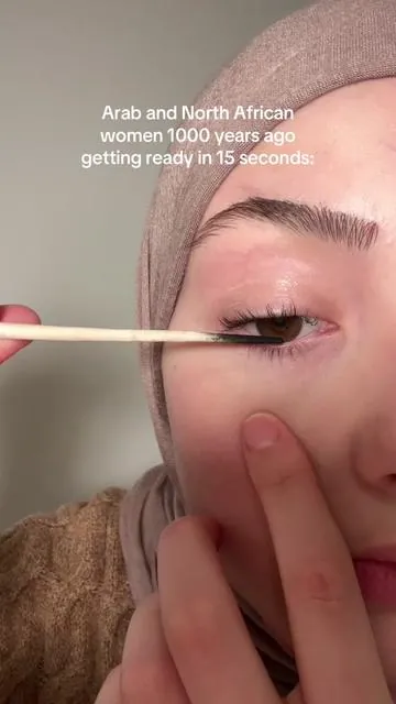 Using nothing but Kohl as their eyeliner 🖤 #naturalmakeup #eyeliner #makeuptutorial #beauty 