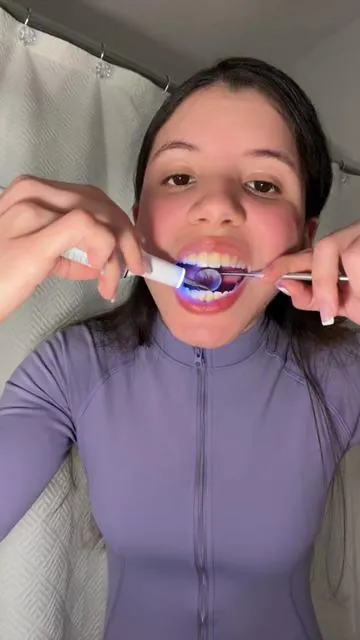 Elimina sarro y placa en casa con tu limpiador ultrasónico dental. ✅ 4 modos de limpieza ✅ Luz LED para mayor precisión ✅ Recargable y fácil de usar ¡Sonríe sin preocupaciones! 😁 #limpiezadentalprofunda #dientessanos #cuidadobucal 