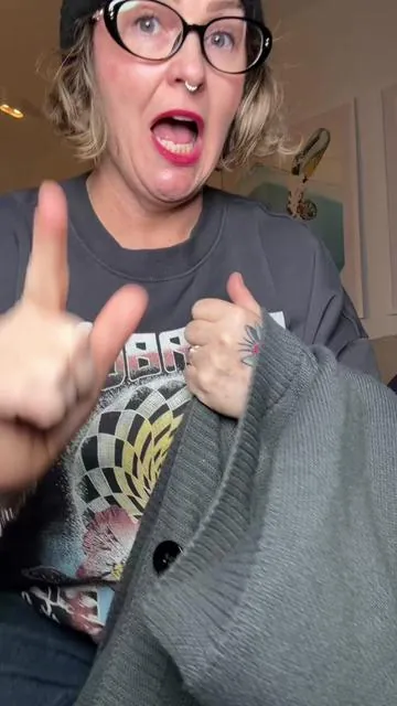 THE perfect combo of all my favorite sweater “things”, v-neck, button-down, and hooded #cardiagn #hoodiecardigan #tiktokshopcreatorpick  #tiktokshopjumpstartsale   #fanfavoritedeals  