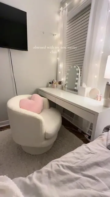 she is adorable 🎀 #vanitychair#crisscrosschair#banity#vanitysetup#chair
