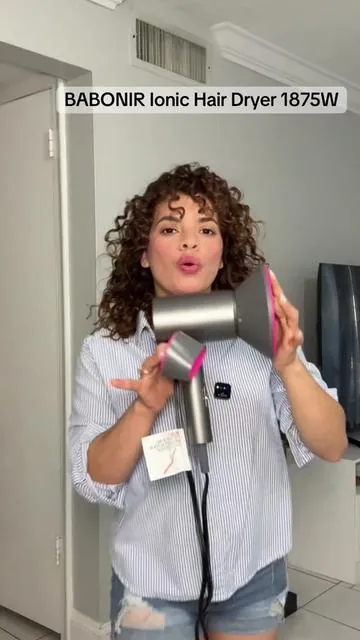 Secadora iónica de 1875W que seca rápido y reduce el frizz mientras cuida el brillo natural del cabello. Incluye boquillas para estilizar y es ideal para cabello liso, ondulado y rizado. #SecadoraDeCabello #AntiFrizz #Rizos #HairDryer #NicasEnUSA 