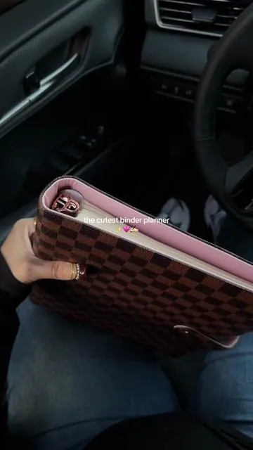 helps with organization, pu leather and looks luxury without the luxury price 💗✨ it includes the pages.  #planner #pinkaesthethic #dailyplanner #bougieonabudget #dailyritmo 
