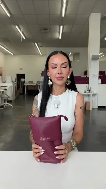 What’s in @Makeupbynikkilarose’s standup brush bag 🔍👀 — #bkbeauty #makeupartist #makeupbrushes #makeuptips #makeupbag 