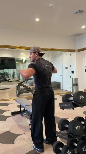 Training hard means supporting your body the right way. I keep Sports Research Krill Oil in my routine for recovery, joint support, and overall performance. Simple. Consistent. Effective. @Sports Research 