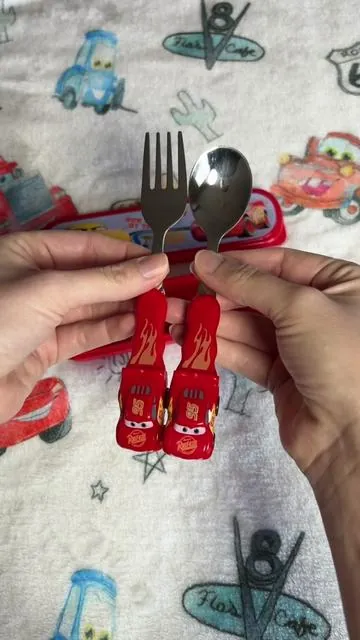 How cool are these Lightning McQueen Utensils?!? #kachow #lightningmcqueen #utensils #toddlereats #lightningmcqueen95 