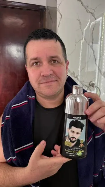 Un shampoo colorante 5 en 1 diseñado para cubrir las canas del cabello y la barba de forma práctica y efectiva. Ofrece cobertura total de canas, es fácil de usar, no mancha la piel, ayuda a reducir la caída, hidrata y contribuye a prevenir el quiebre. Su fórmula está enriquecida con aceite de argán y keratina, además de ingredientes como biotina y extracto de noni, que nutren y fortalecen el cabello mientras aportan un color uniforme y natural. Ideal para quienes buscan un look cuidado, definido y confiable en minutos. #TikTokShopJumpstartSale #HairCare #MensGrooming #BeardCare #colorshampoo 