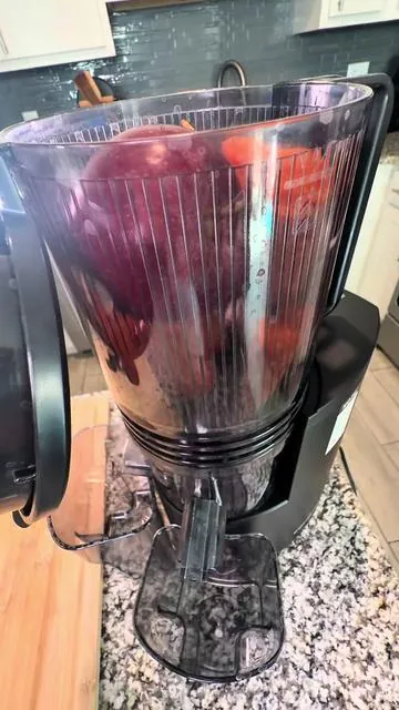 This juicer is one of my new favorite kitchen gadgets 🙌🏼 #euhomy #juicer #juicerecipes #juicermachine #juicerecipe 