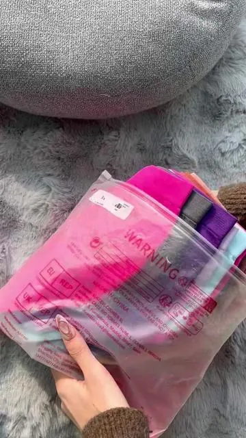 Estas panties vienen en 12 colores diferentes y son tan cómodas que no querrán usar otra cosa. Son súper suaves, tienen un gran estiramiento y se ajustan perfectamente sin apretar. Nada se marca, y son ideales para usar todo el día sin incomodidad. Con tantos colores, seguro encuentras el perfecto para ti. ¡Haz clic en el enlace y consíguelas antes de que se agoten!”