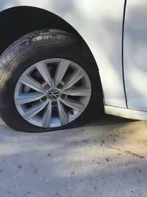 Two life-saving tips for staying safe inside a car!#tiktok #useful #car #driving 