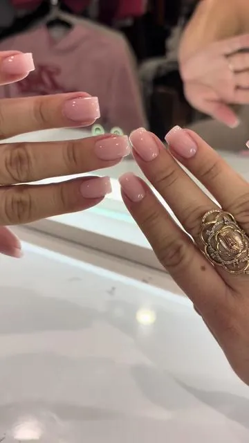 Can’t believe how good they look 😻 so clean & elegant ✨ @BTArtboxnailsofficial 💗 #btartboxnails #pressons #nudenails #nailinspo #pressonnails 