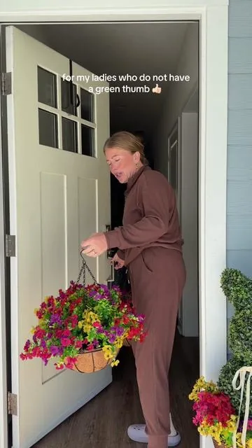 No water needed on these artificial hanging flowers! #artificalflowers #hangingflowers #hangingbasket 