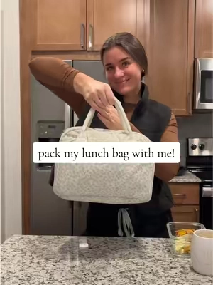 This bag could literally fit twice the amount of food it’s a life saver🎗️☢️ also insulated!!  #lunchbag #lunchtote #totebag 