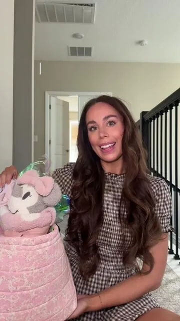 Let’s make a baby shower gift basket for a sweet baby girl💖🎀🫶🏻✨ #babyshowergifts #giftbasketideas #floralbasket #tiktokshopfinds #babygirl 